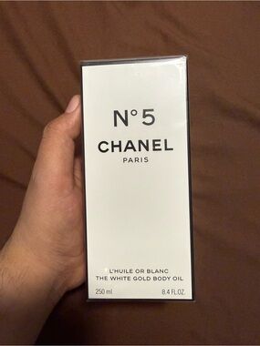 CHANEL N°5 White Packaging with Black Logo